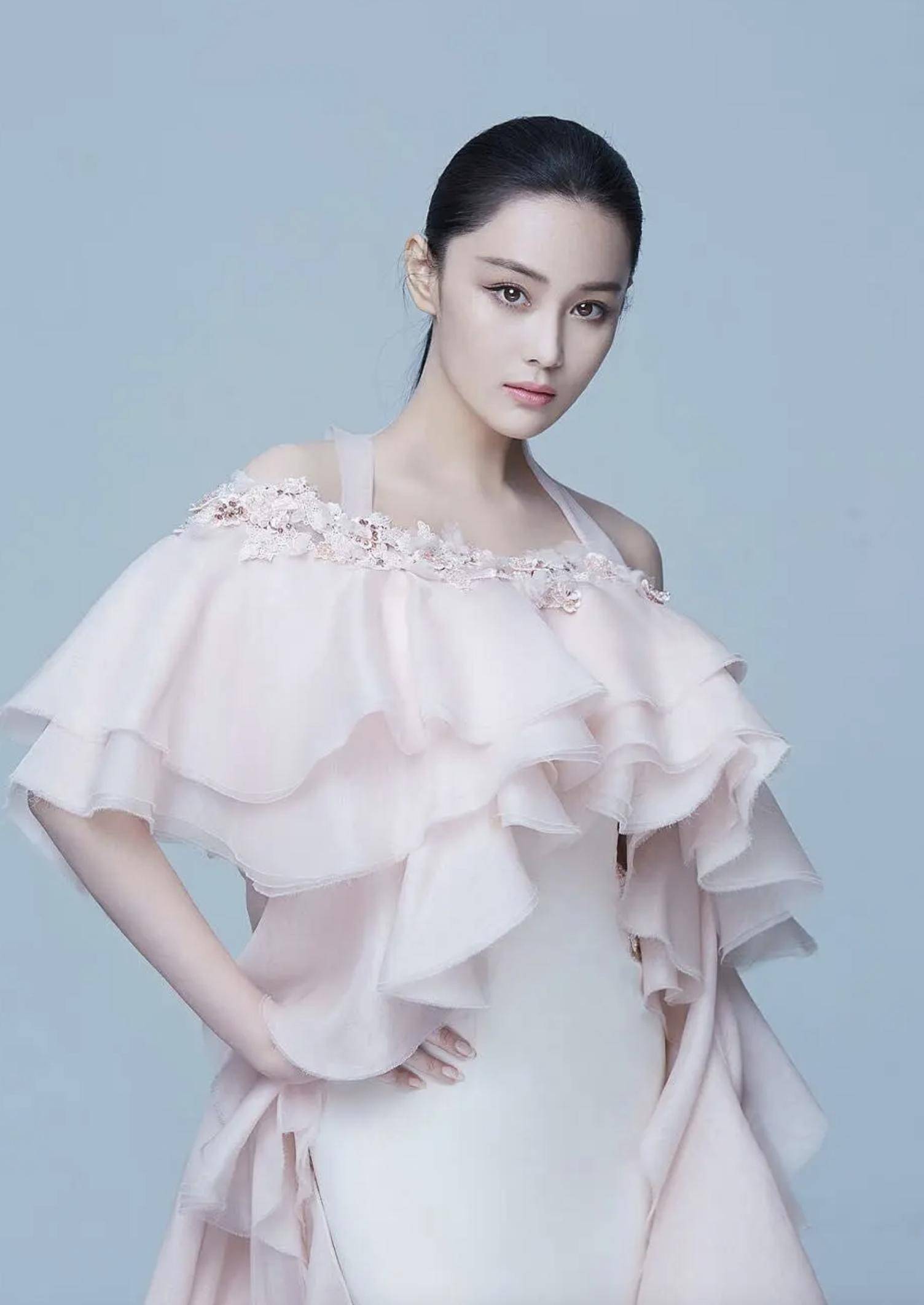 “足球宝贝”张馨予：大黑牛送的一块石头，让她成了全网的笑话