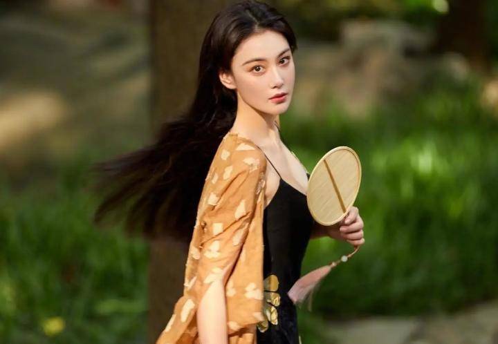 “足球宝贝”张馨予：大黑牛送的一块石头，让她成了全网的笑话