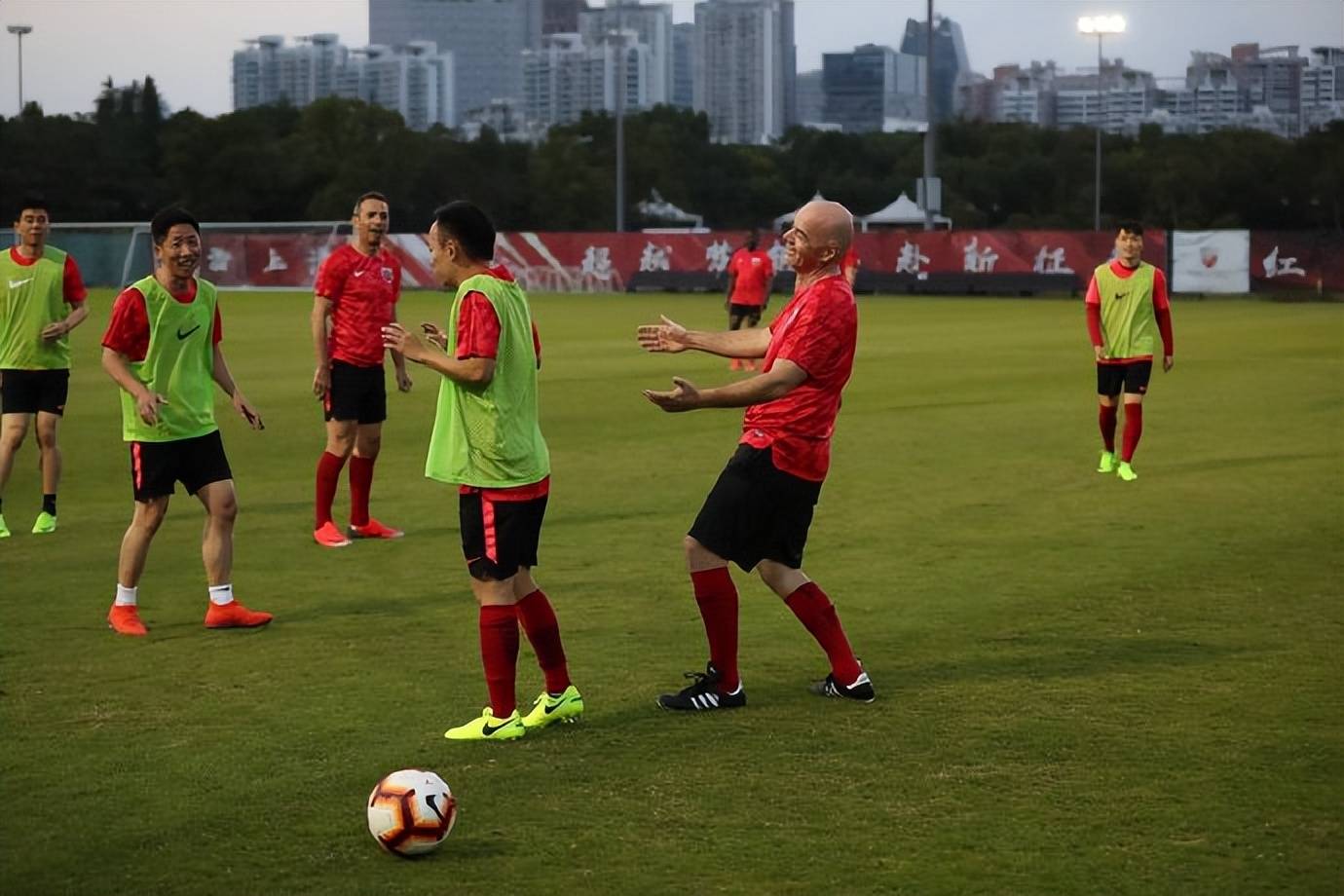 国际足联主席深夜送祝福，海港球迷却集体破防，三连冠中超冠军，谁能做到？