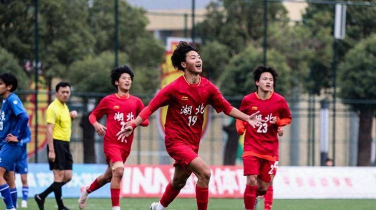 第四脚触球就进球，塞尔维亚教练起立鼓掌认真的，这是16岁小将万项，刚被欧冠豪门签下三年合同，中国足球天才正迎来集体爆发