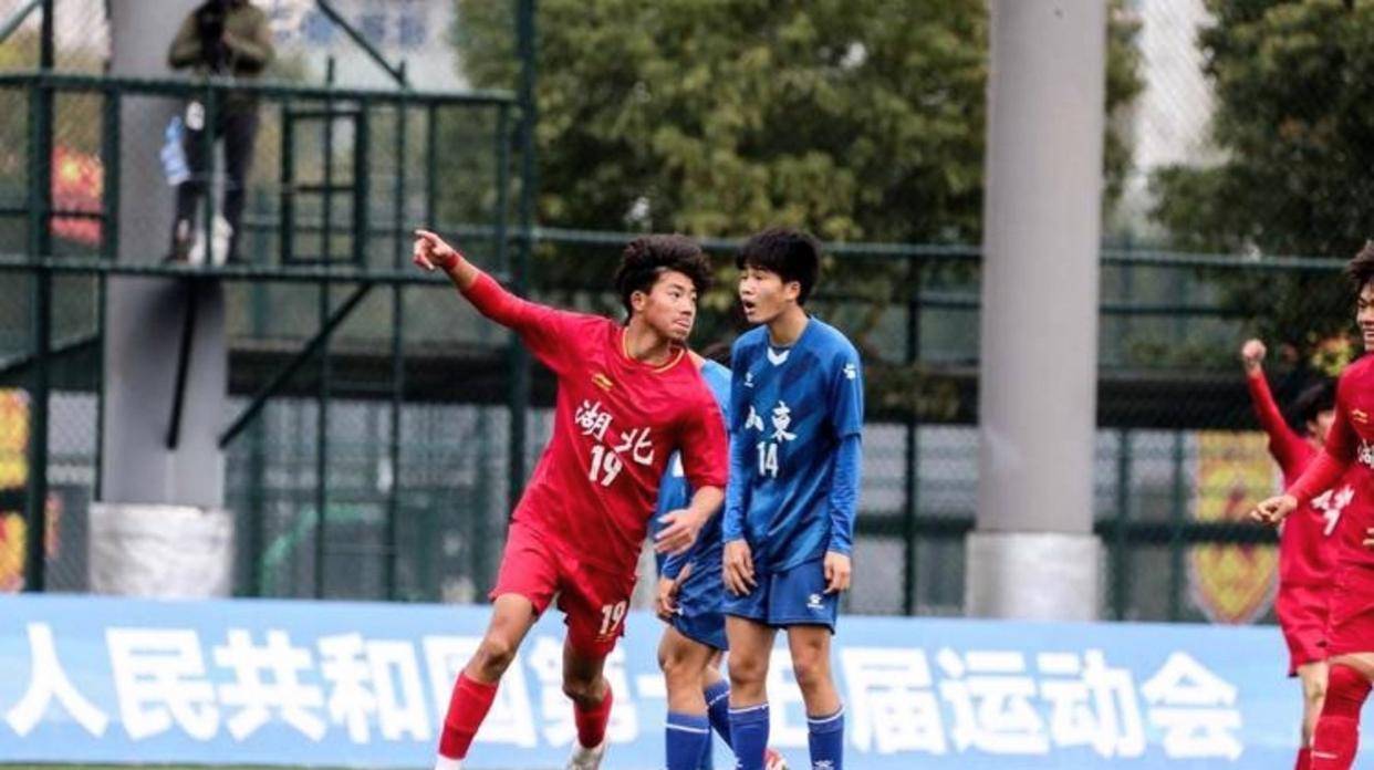 第四脚触球就进球，塞尔维亚教练起立鼓掌认真的，这是16岁小将万项，刚被欧冠豪门签下三年合同，中国足球天才正迎来集体爆发