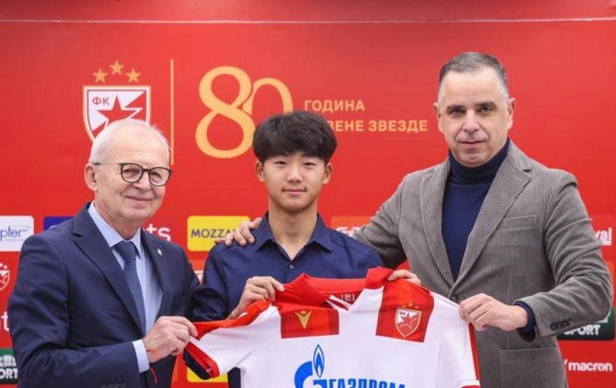 第四脚触球就进球，塞尔维亚教练起立鼓掌认真的，这是16岁小将万项，刚被欧冠豪门签下三年合同，中国足球天才正迎来集体爆发