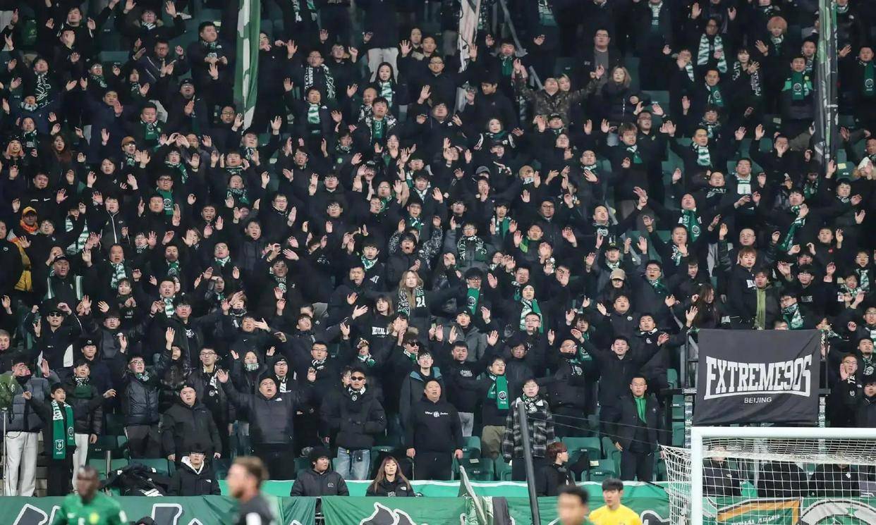 国安队2025赛季收官，球迷狂欢庆祝，老将含泪告别