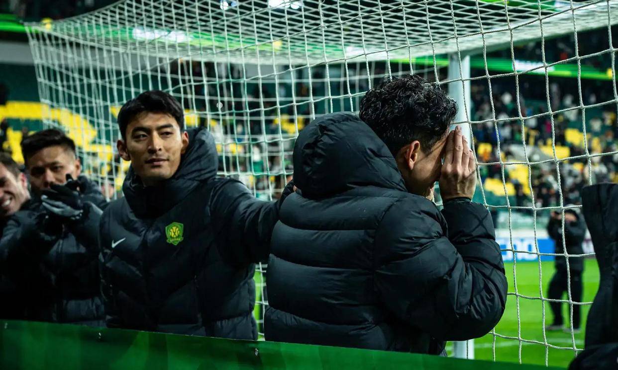 国安队2025赛季收官，球迷狂欢庆祝，老将含泪告别