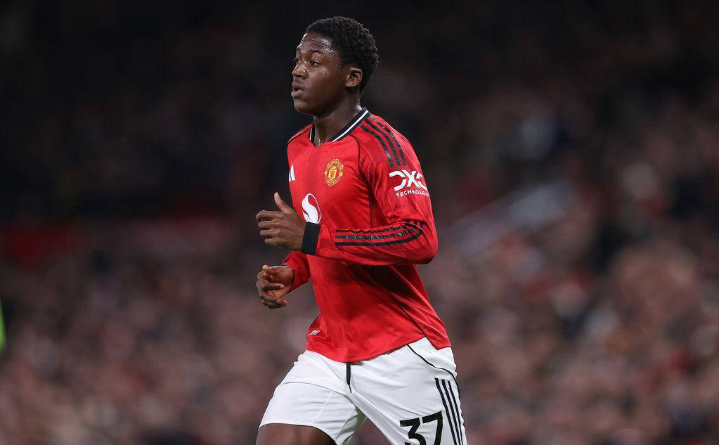 梅努遭前英超球星严厉批评：曼联表现未达预期！转会传闻不断却难获信任