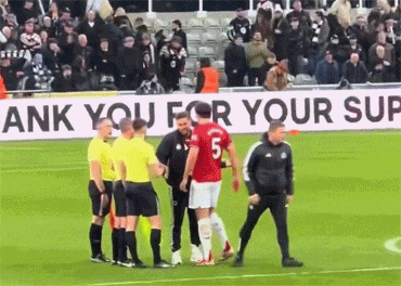 马奎尔愿10万周薪续约曼联一年！世界杯前签字，为进英格兰队将上诉