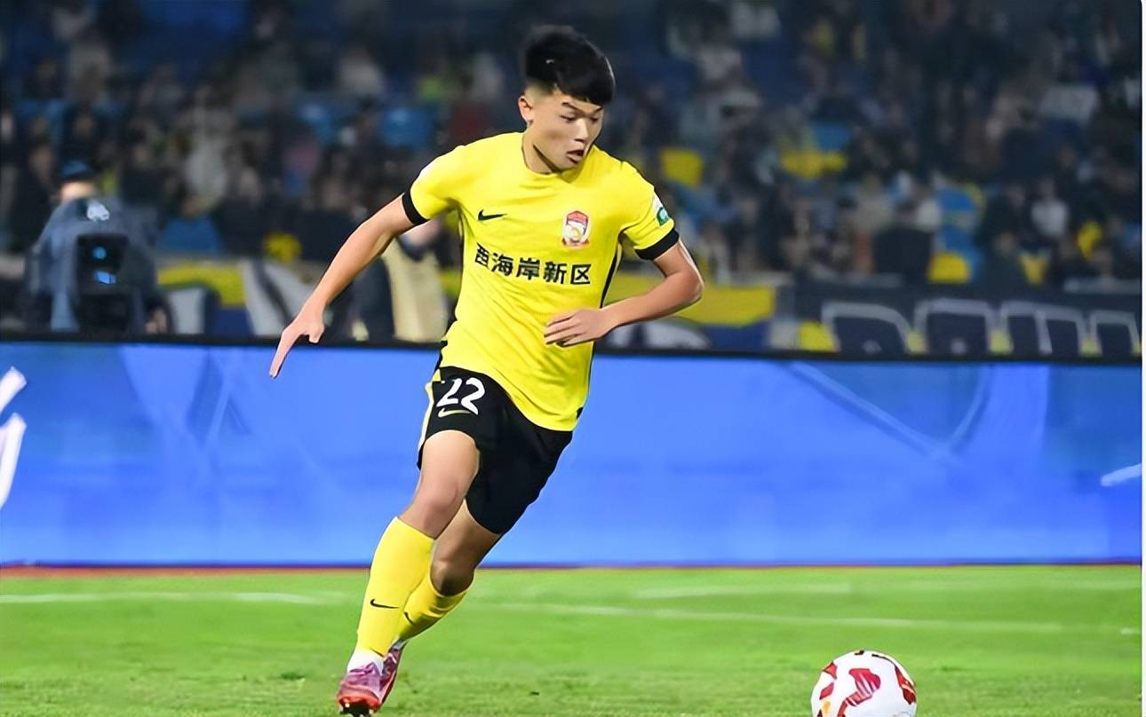 中国足球有希望了！中超冬窗大变天！本土年轻球员崛起，是机遇还是泡沫？